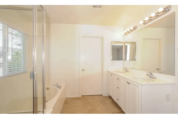 $1700 : SINGLE FAMILY HOME image 4