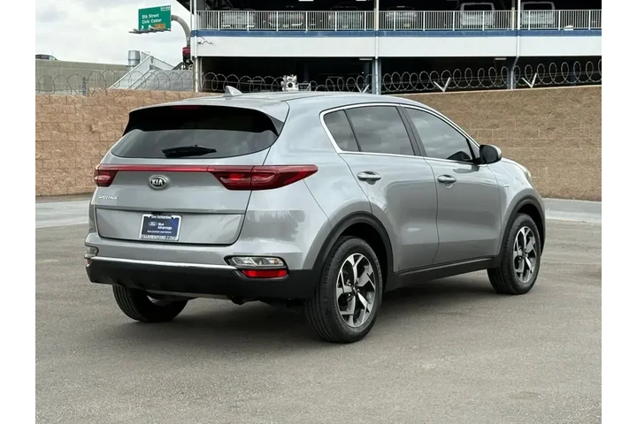 $17989 : Kia Sportage 2022 AWD LX 4dr image 4
