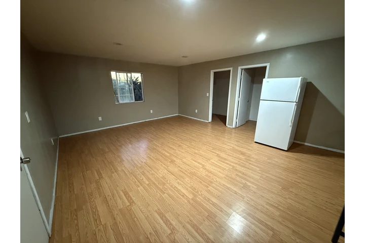$800 : Cuartos y master room de renta image 1