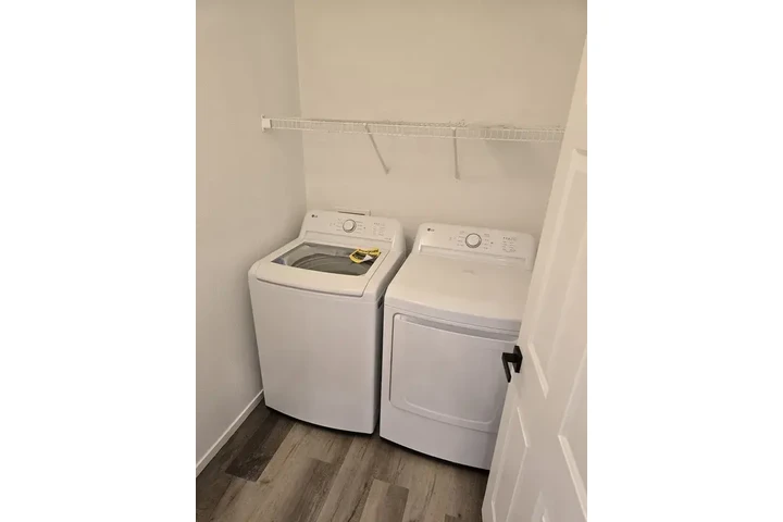 $1290 : Single story with 3 bedrooms image 8