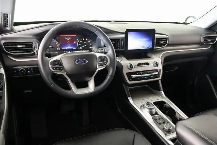 $37995 : Ford Explorer 2024 AWD XLT 4 image 2