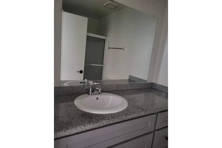 $1450 : 1 Bed Apartment for rent in LA image 3