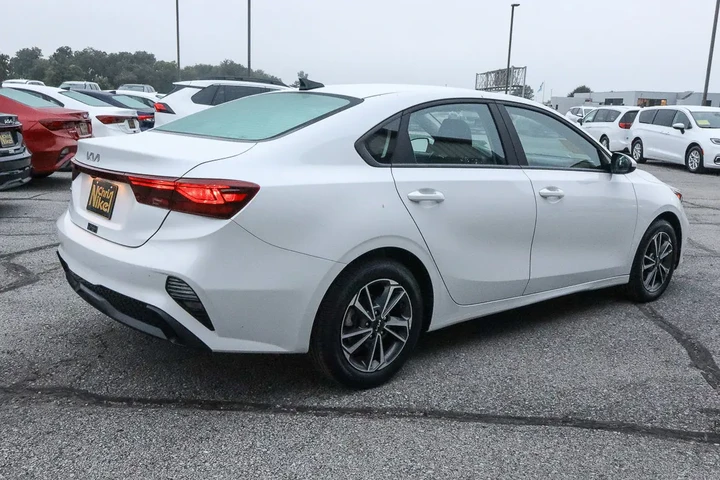 $17988 : 2024 Forte LXS image 4