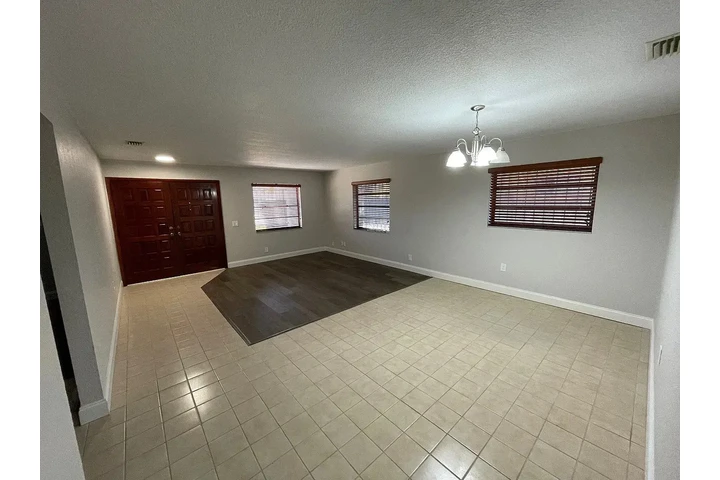 $900 : charming HOME ..Miami, FL image 2
