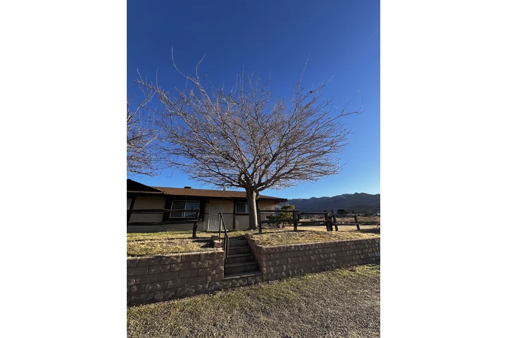 $900 : Lake Isabella Apartment image 6