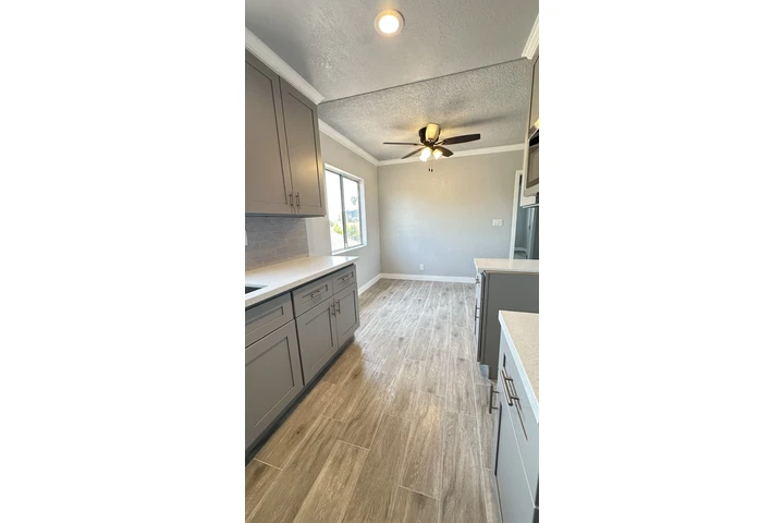 $2400 : RENTA- L.A 90044 image 2