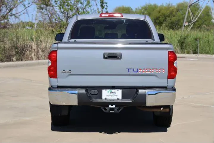 $30172 : Toyota Tundra 2018 4x4 SR5 4 image 7