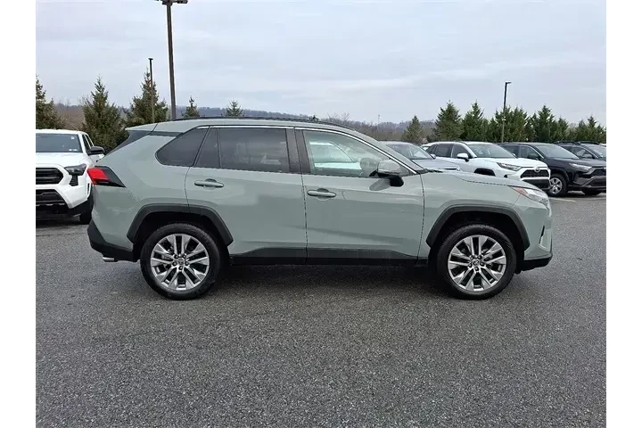 $34990 : Toyota RAV4 2023 AWD XLE Pre image 7