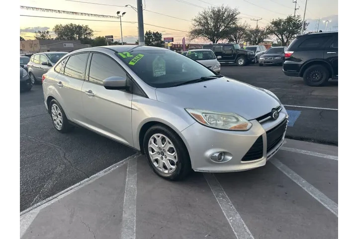2012 Focus SE image 10