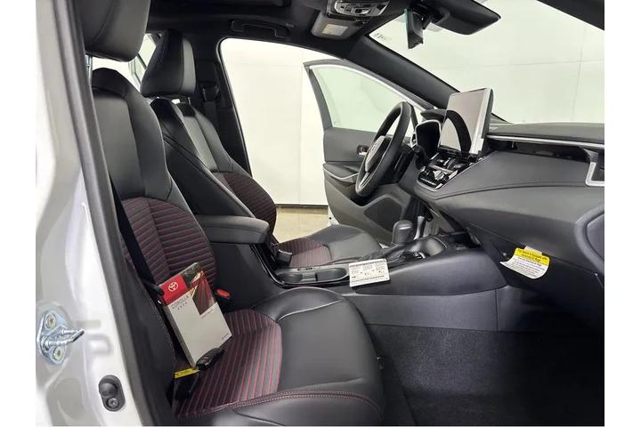$29989 : Gold Certified2025 Corolla XSE image 5