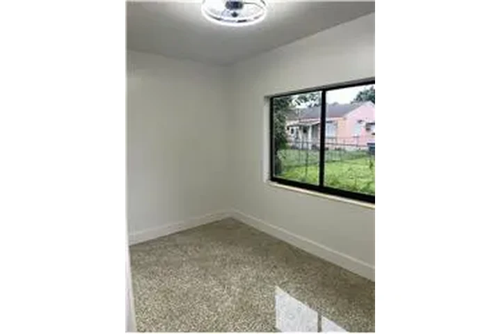 $1350 : Rental property with 1 bedro image 5