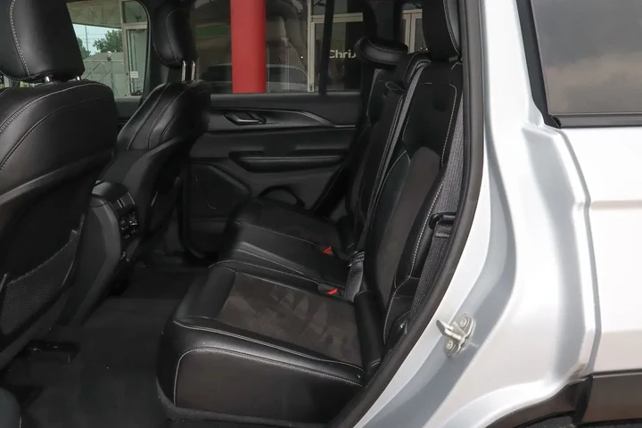 $30488 : 2023 Grand Cherokee Altitude image 8