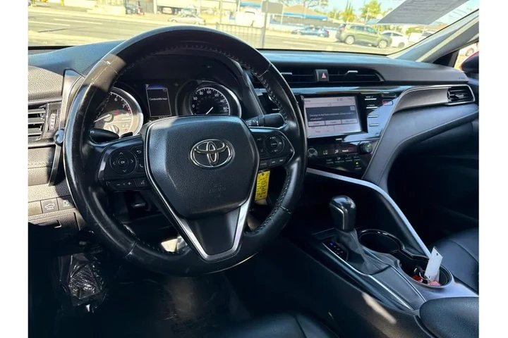 2020 Toyota Camry SE Sedan 4D image 8