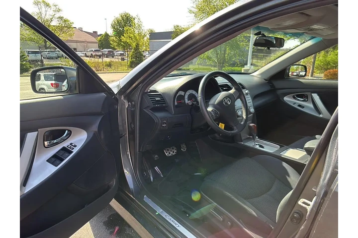 $15299 : 2011 Camry SE image 2