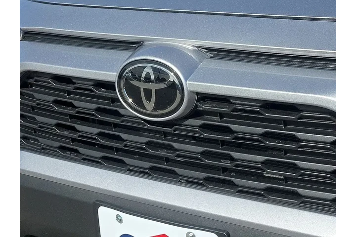 $29892 : Toyota RAV4 2023 AWD XLE 4dr image 7