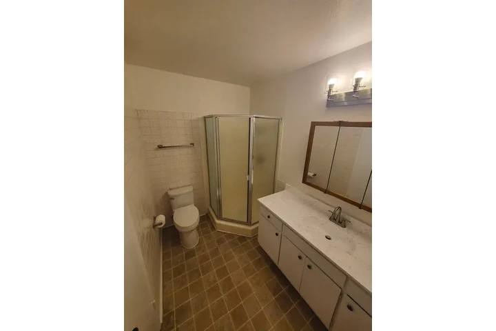 $1500 : Anaheim - Available Now image 6