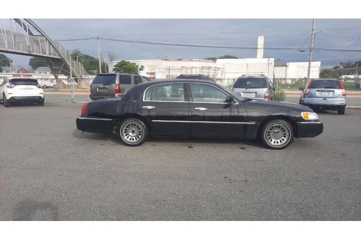 $3495 : 2000 Town Car Cartier image 2
