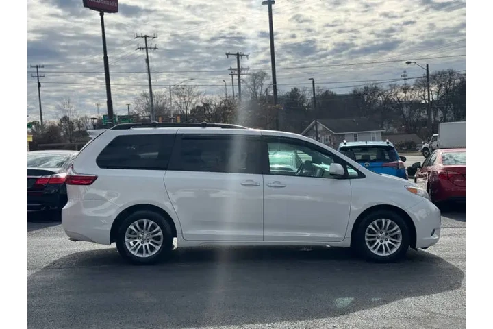 $16995 : 2017 Sienna XLE 8-Passenger image 7
