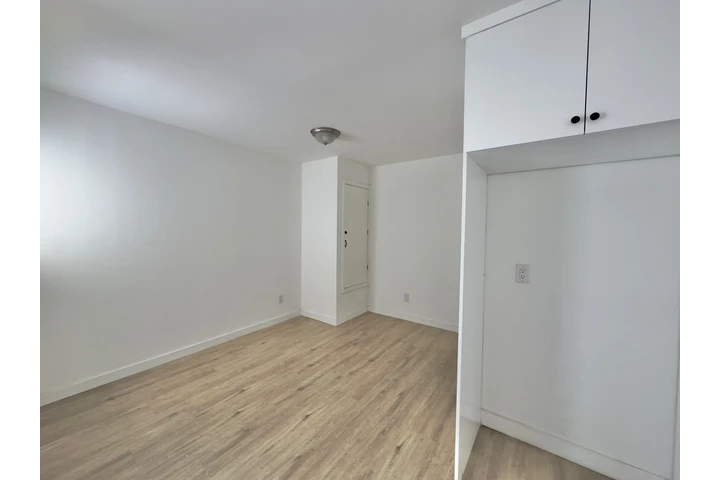 $2000 : 1-BED APARTMENT • CRENSHAW BLV image 3