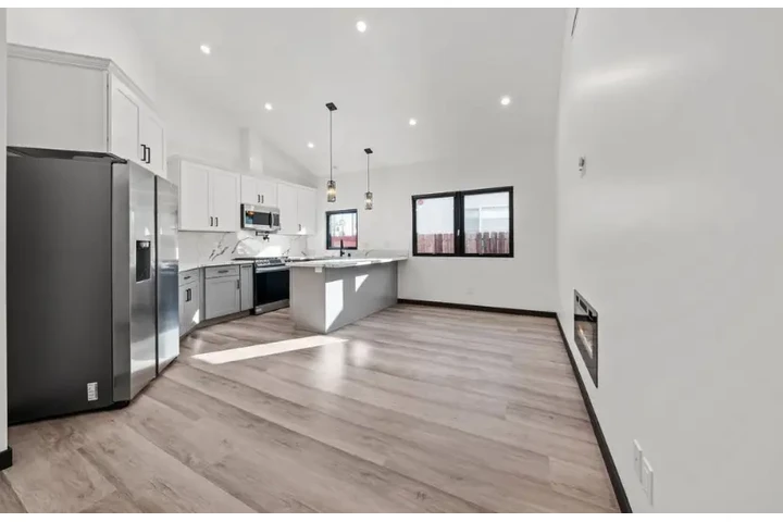 $2430 : 3bed and 2bath Korean town LA image 6