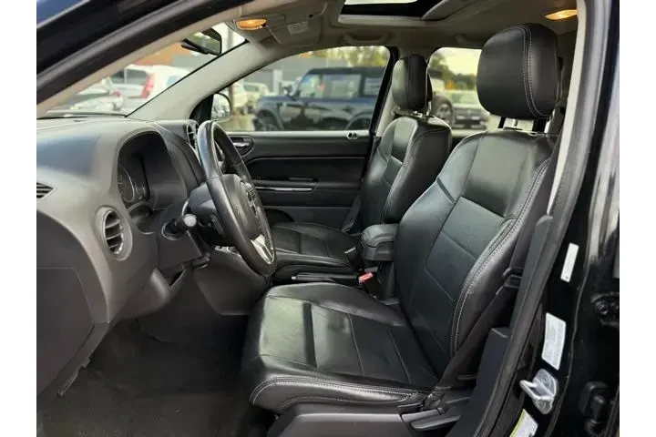 $8000 : Jeep Compass 2012 4x4 Limite image 2