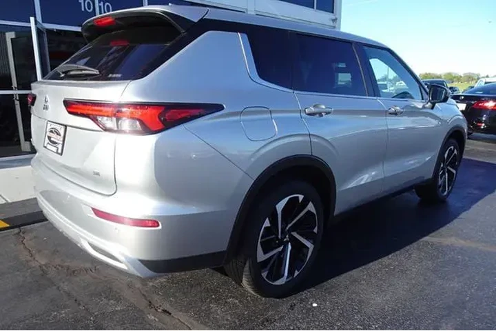 2024 Outlander image 8