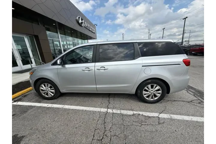 $12977 : Kia Sedona 2017 LX 4dr Mini- image 2