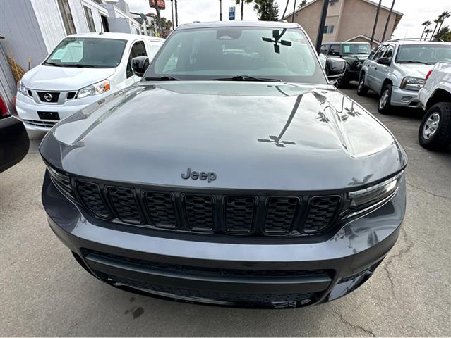 $28477 : 2022 Grand Cherokee L Altitude image 3