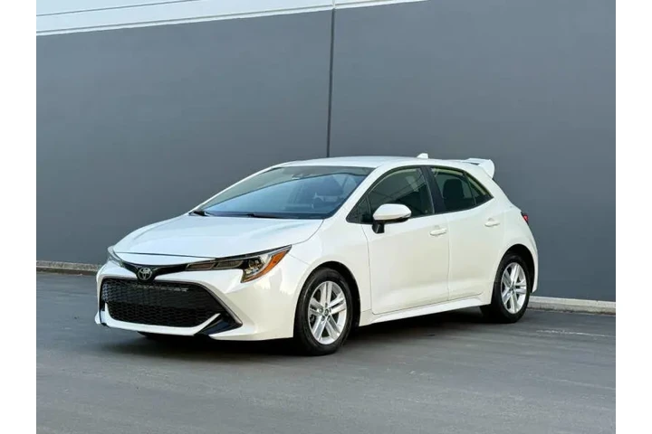$17940 : 2020 Corolla Hatchback SE image 1
