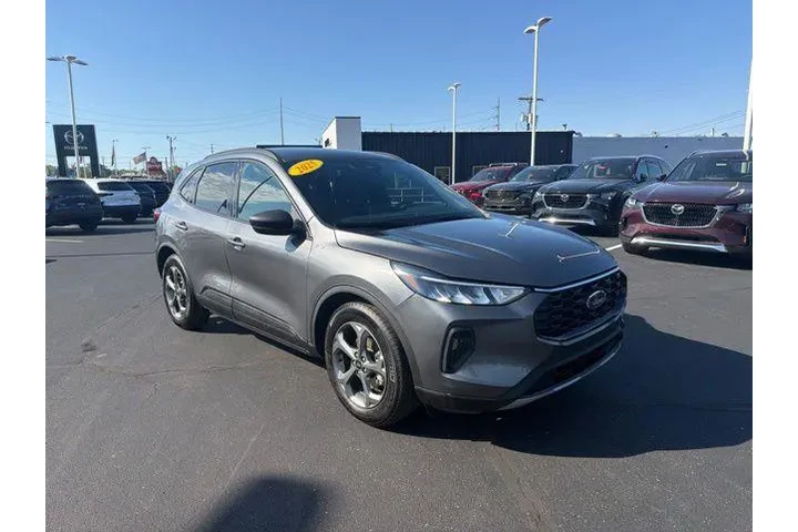 $28980 : Ford Escape 2025 ST-Line 4dr image 1