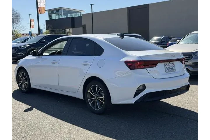 $18991 : Kia Forte 2023 LXS 4dr Sedan image 5