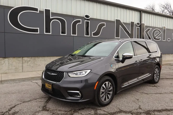 $31587 : 2023 Pacifica Hybrid Limited image 1