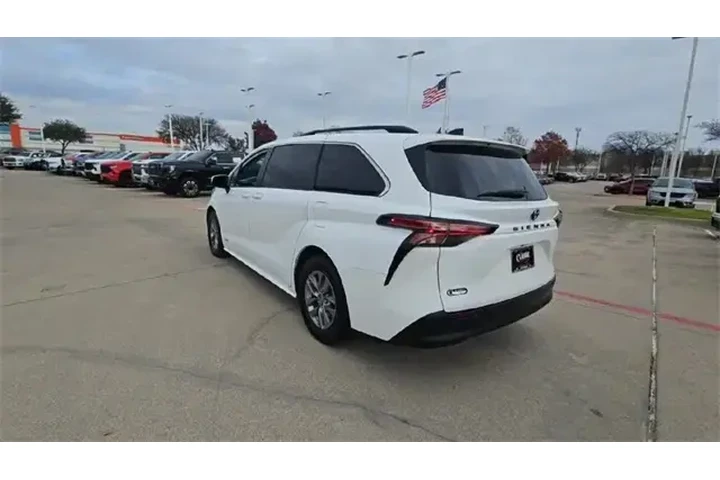 $28987 : Toyota Sienna 2021 LE 8-Pass image 7