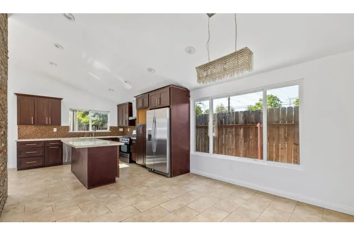 $2485 : 3 bedroom house in Lynwood image 3
