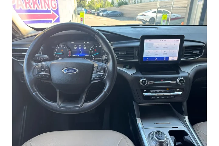2020 Explorer XLT image 8