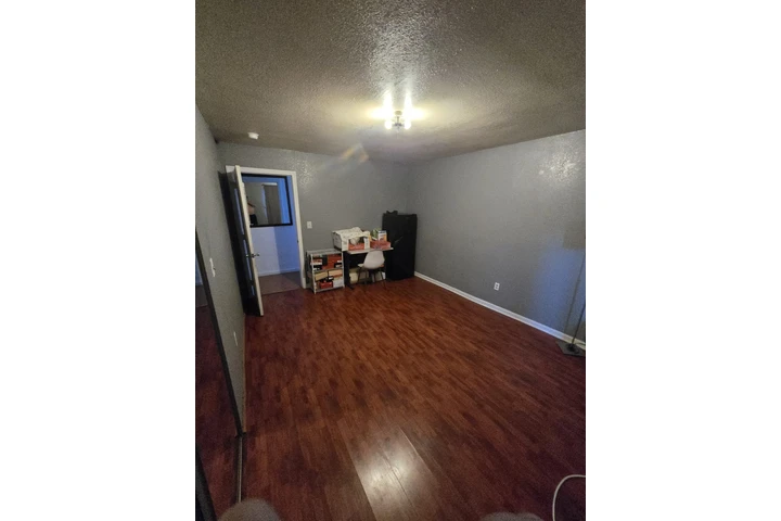 $900 : Cuarto en Renta image 3
