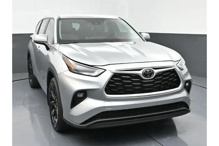 $33495 : Toyota Highlander 2023 LE 4d image 3