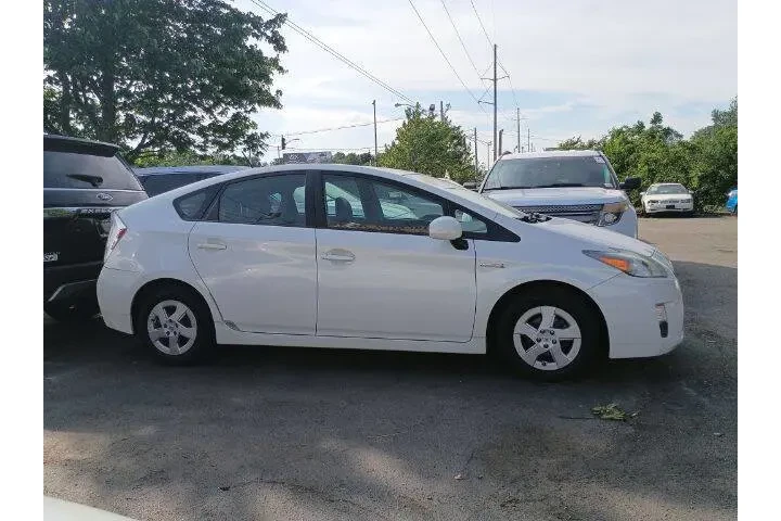2011 Prius Three image 3