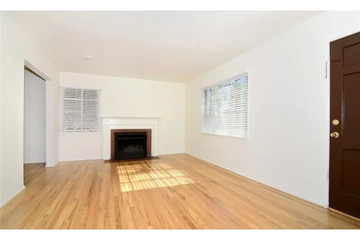 $2400 : 3 Bed 2 Bath Home in Compton image 2