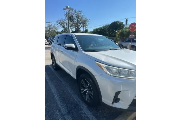 $14990 : Toyota Highlander 2019 LE 4d image 2