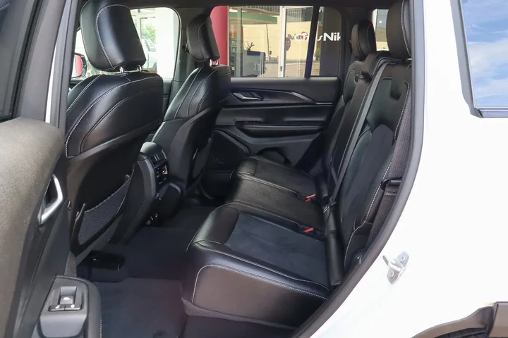 $27488 : 2023 Grand Cherokee Altitude image 8