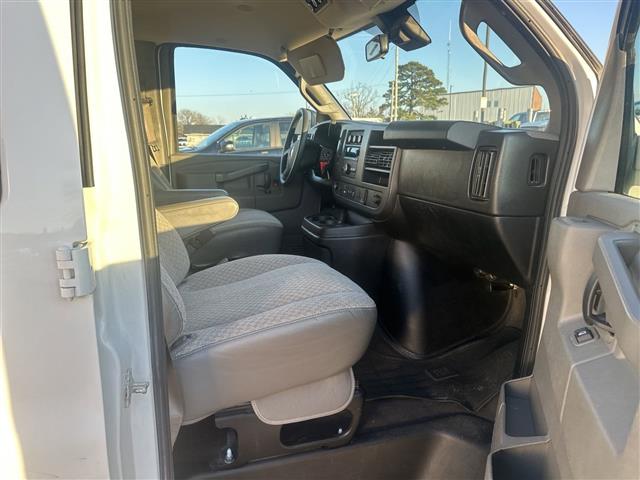 $31999 : 2019 Express 2500 LT Van Pass image 7