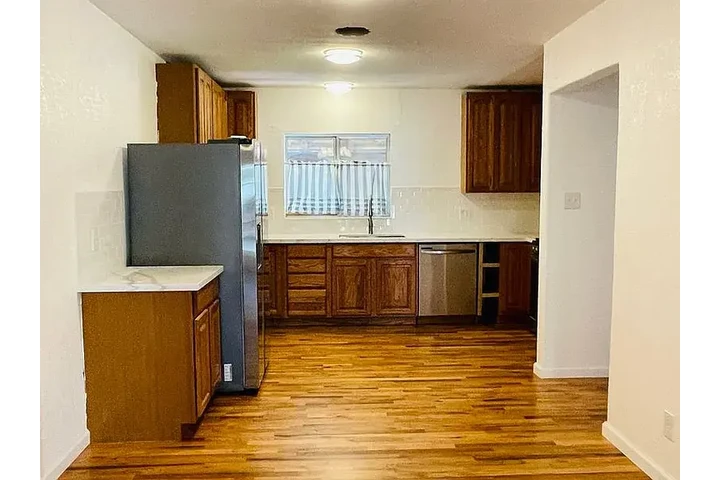 $1300 : SPACIOUS SINGLE STORY image 5