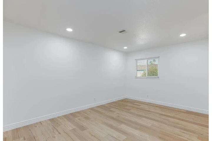 $1000 : spacious space and kitchen image 3