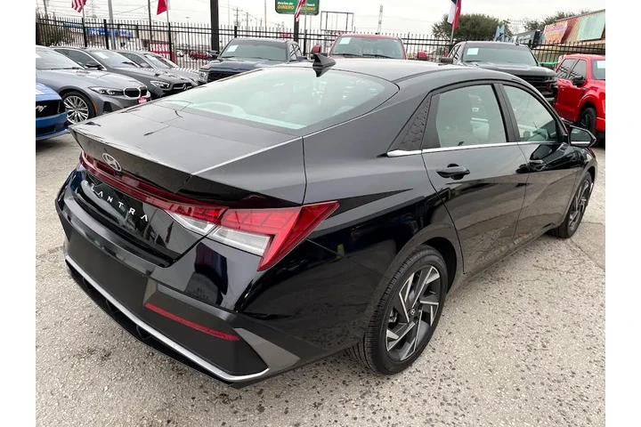 2024 Elantra SEL image 5