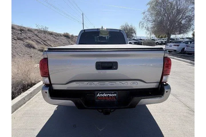 $28913 : Toyota Tacoma 2017 4x4 TRD O image 7