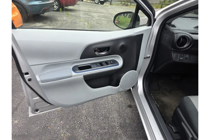 $5500 : 2013 Prius c One image 10