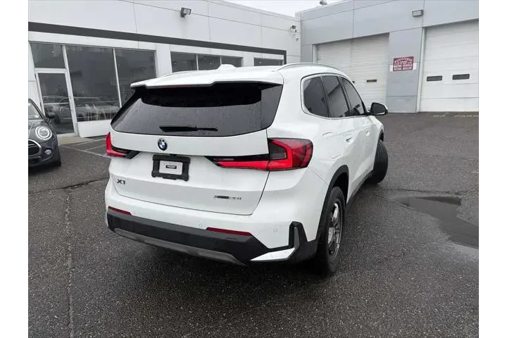 $31943 : BMW X1 2023 AWD xDrive28i 4d image 5