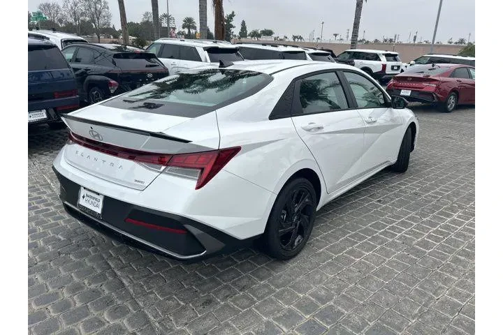 $27795 : Hyundai ELANTRA Hybrid 2026 image 4
