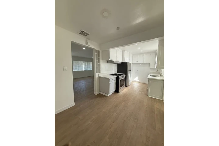 $800 : Freshly updated and move-in ! image 4